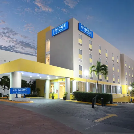 City Express by Marriott Cancun Отели рядом с достопримечательностью «Караоке-бар Show Time»
