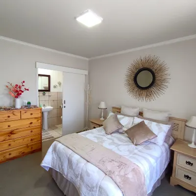 Secure 2-Bedroom Apartment with Pool View in Mossel Bay - Apartments