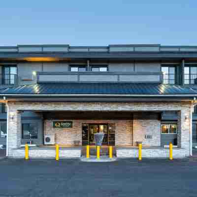 Quality Inn & Suites Hotel Exterior