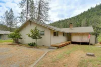 Pool & Dual Decks! Modern Trinity River Retreat - Homestays