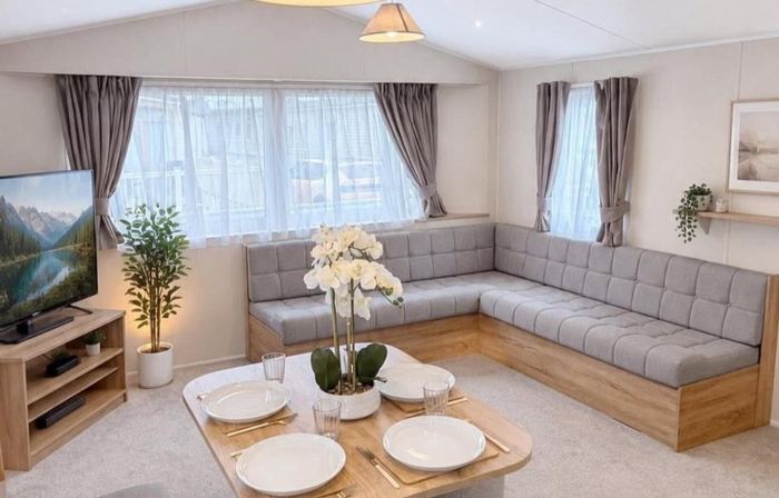 2-Bed Caravan - Sleeps 6 - Pet Friendly - Parking