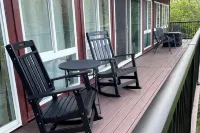 Spacious Sun-up Bay Cabin, 20 Min to Downtown Cda!