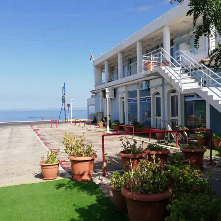 Seafront Studios and Apartments
