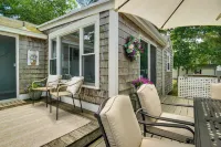Charming Cape Cod Water-View Cottage - Wifi