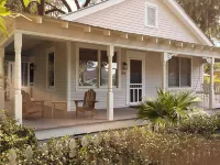 Charming bungalow with wraparound porch in Thunderbolt - Homestays