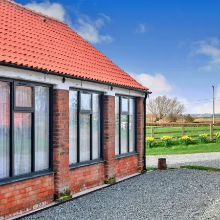 Family Cottage Near Wilsthorpe Beach Hotels in Driffield