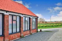Family Cottage Near Wilsthorpe Beach - 4-Star