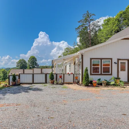 Close to Lake Chatuge! Modern Hillside Barndo Apt!