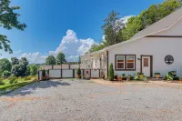 Close to Lake Chatuge! Modern Hillside Barndo Apt! - 4 Sao