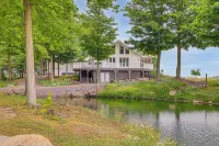 Unplug & Unwind! Romulus Family Gem w/ Swim Pond - Homestays