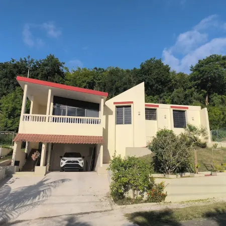 Sky House. Charming 4-bedroom home, fast WiFi, A/C in enchanting Rincón