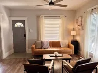 The Broadway Cottage - Great Bend Downtown(Pet Friendly) - Wifi