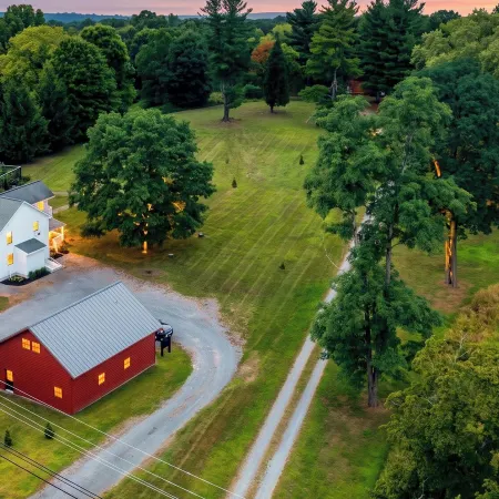 Farmhouse at Leeds by Avantstay Walled Garden + Soaking Tub + Private Barn Near Hudson