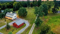 Farmhouse at Leeds by Avantstay Walled Garden + Soaking Tub + Private Barn Near Hudson - Homestays