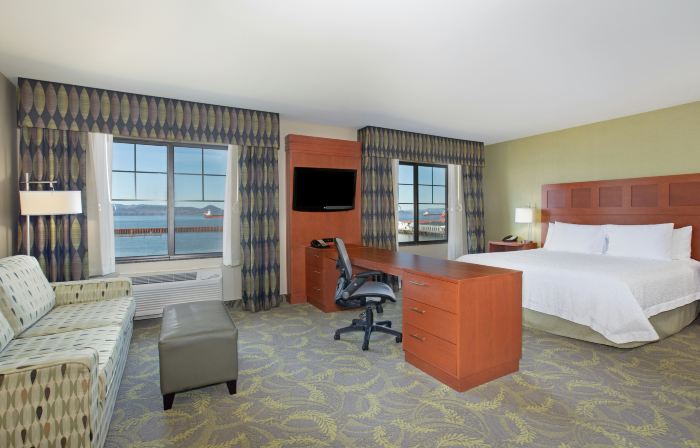 Hampton Inn & Suites Astoria