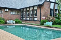 Cresta Churchill Hotel - Pools