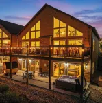 Luxury Lakeview Family Cabin: Hot Tub, Sauna, Game Rm, Sleeps 24+ - Boutique