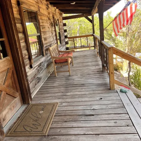 Cedar Ridge Log Cabin on 14 acres - Pet Friendly!