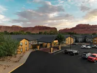 Slackline Moab, Outset Collection by Hilton - parking