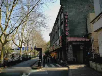 Hangzhou Lakeside Hostel (West Lake Broken Bridge Canxue Branch) Hotels near 白堤