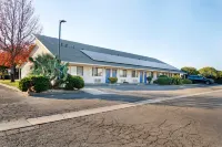 Super 8 by Wyndham Dunnigan - parking