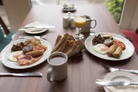 Pinegrove Hotel - พร้อมอาหารเช้า