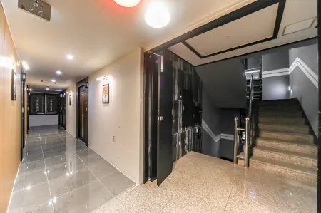 Changwon Jinhae Hotel the One Отели рядом с достопримечательностью «Yeojwacheon Stream»