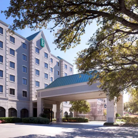 Embassy Suites by Hilton Houston Near the Galleria Отели рядом с достопримечательностью «Водяная стена»
