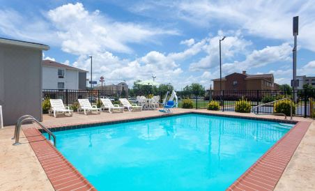 La Quinta Inn & Suites by Wyndham Oxford - Anniston - Housity