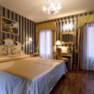 Hotel Lux Hotels near St Mark's Campanile