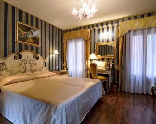 Hotel Lux Hotels near Teatro Malibran