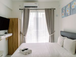 Simple and Cozy Living Studio at Sky House BSD Apartment