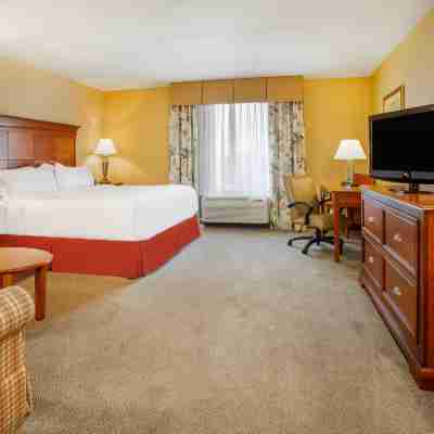 Holiday Inn Express & Suites Bloomington Rooms