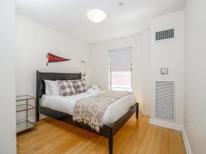 Modern 2Br + 100 Walkscore | Theatre District | Evonify