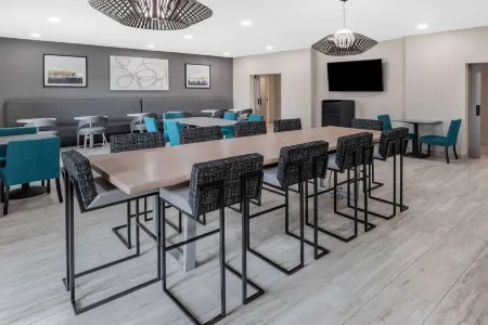 Hawthorn Extended Stay by Wyndham Ardmore Отели рядом с достопримечательностью «Публичная библиотека Ардмор»