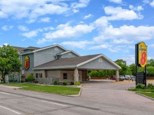 Super 8 by Wyndham Winnipeg West