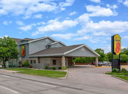 Super 8 by Wyndham Winnipeg West