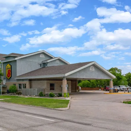 Super 8 by Wyndham Winnipeg West