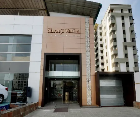 Hotel Shreeji Vatika-Airport Road Отели в г. Сурат