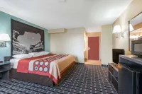 Super 8 by Wyndham Henderson North East Denver - parking