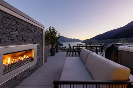 The Carlin Boutique Hotel Отели рядом с достопримечательностью «Skyline Luge Queenstown»