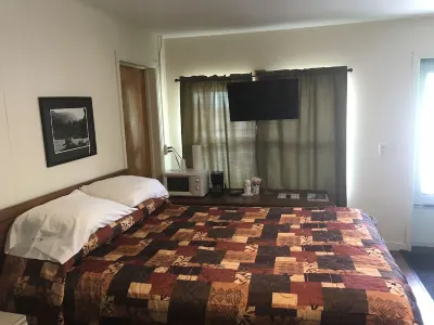 Evergreen Motel Hotels in Oswego