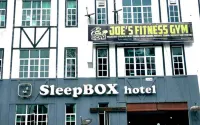 Sleepbox Hotel - parkir