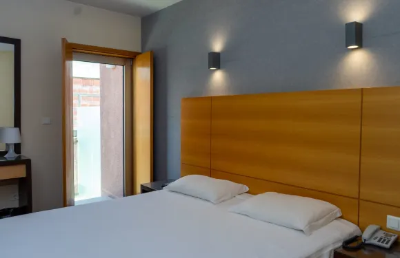 巴塞盧什旗幟酒店