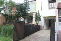 Holiday Home Bogor Hotel dekat Jalan Riau Ujung
