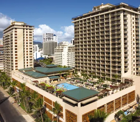 Embassy Suites by Hilton Waikiki Beach Walk Отели рядом с достопримечательностью «Lucoral Museum»