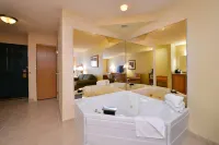 Duluth Inn & Suites Near Spirit Mountain - Hot Tub