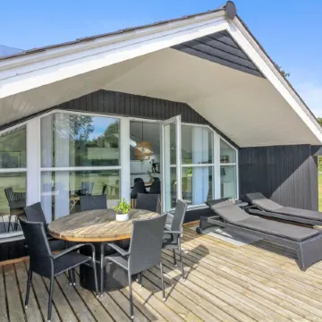 "Harmen" - 1.1km from the Sea