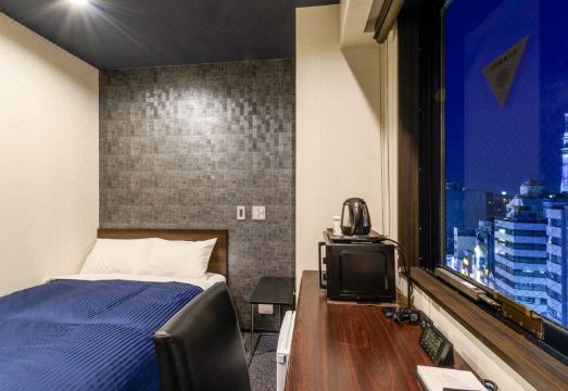 호텔 라이브맥스 아사쿠사바시-에키마에의 외관 및 역과의 근접성