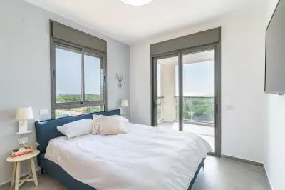 Sunlit Balcony & Coastal Charm by Sea N' Rent Các khách sạn ở Elon